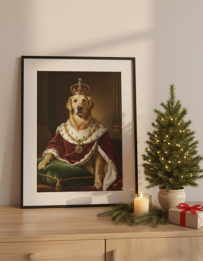 Portrait d'un Golden Retriever en Le Roi, en poster encadré à côté d'un petit sapin de Noël